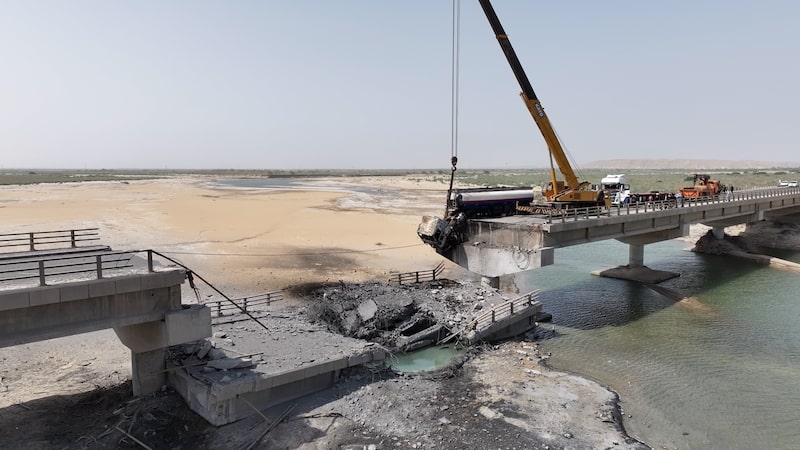 En una fotografía facilitada por Morteza Akhoundi, se ve a trabajadores limpiando los escombros alrededor de un puente dañado, tras los ataques aéreos estadounidenses llevados a cabo el día anterior, en la provincia de Hormozgan, Irán, el 17 de julio. Fotógrafo: Morteza Akhoundi/Getty Images. En una fotografía facilitada por Morteza Akhoundi, se ve a trabajadores limpiando los escombros alrededor de un puente dañado, tras los ataques aéreos estadounidenses llevados a cabo el día anterior, en la provincia de Hormozgan, Irán, el 17 de julio. Fotógrafo: Morteza Akhoundi/Getty Images.