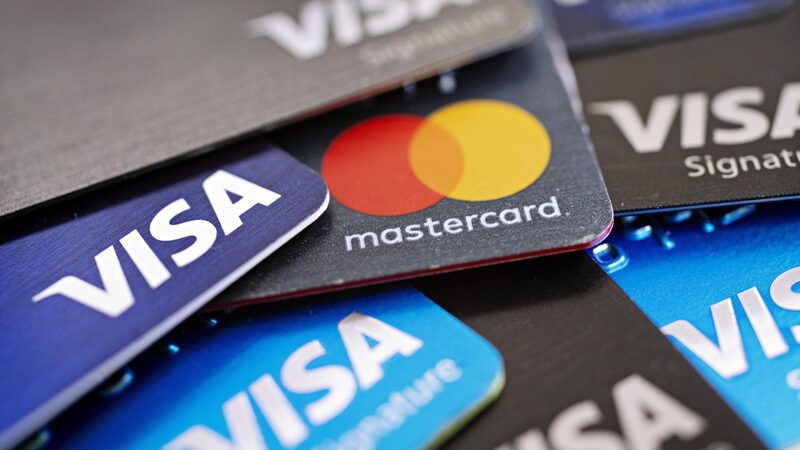 Visa e Mastercard chegam a acordo com varejistas nos EUA para reduzir parte das taxas Visa e Mastercard chegam a acordo com varejistas nos EUA para reduzir parte das taxas