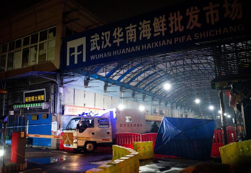 Miembros del personal del Equipo de Respuesta a la Emergencia de Higiene de Wuhan conducen un vehículo mientras salen del Mercado Mayorista de Mariscos de Huanan en la ciudad de Wuhan, en la provincia de Hubei, el 11 de enero de 2020. Miembros del personal del Equipo de Respuesta a la Emergencia de Higiene de Wuhan conducen un vehículo mientras salen del Mercado Mayorista de Mariscos de Huanan en la ciudad de Wuhan, en la provincia de Hubei, el 11 de enero de 2020.