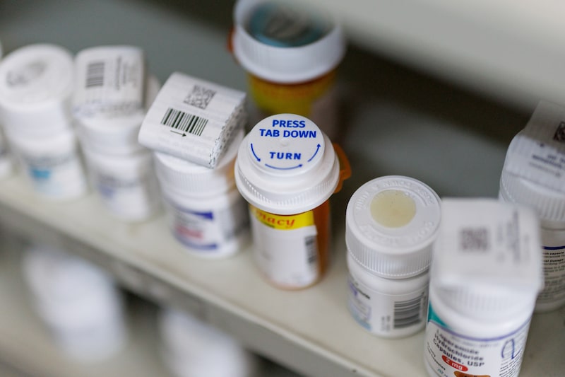 Estantes con medicamentos recetados dentro de una farmacia en Los Ángeles. Estantes con medicamentos recetados dentro de una farmacia en Los Ángeles.