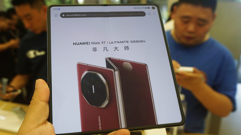 Huawei desvela su teléfono "tríptico" pionero en el mundo en un evento retransmitido en directo desde Shenzhen. Fuente: Otros Huawei desvela su teléfono "tríptico" pionero en el mundo en un evento retransmitido en directo desde Shenzhen. Fuente: Otros