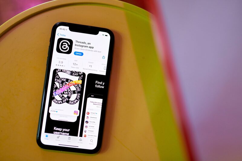 La aplicación Threads para descargar en la App Store de Apple en un smartphone arreglado en el barrio de Brooklyn de Nueva York, EE.UU., el martes 11 de julio de 2023. Fotógrafo: Gabby Jones/Bloomberg La aplicación Threads para descargar en la App Store de Apple en un smartphone arreglado en el barrio de Brooklyn de Nueva York, EE.UU., el martes 11 de julio de 2023. Fotógrafo: Gabby Jones/Bloomberg