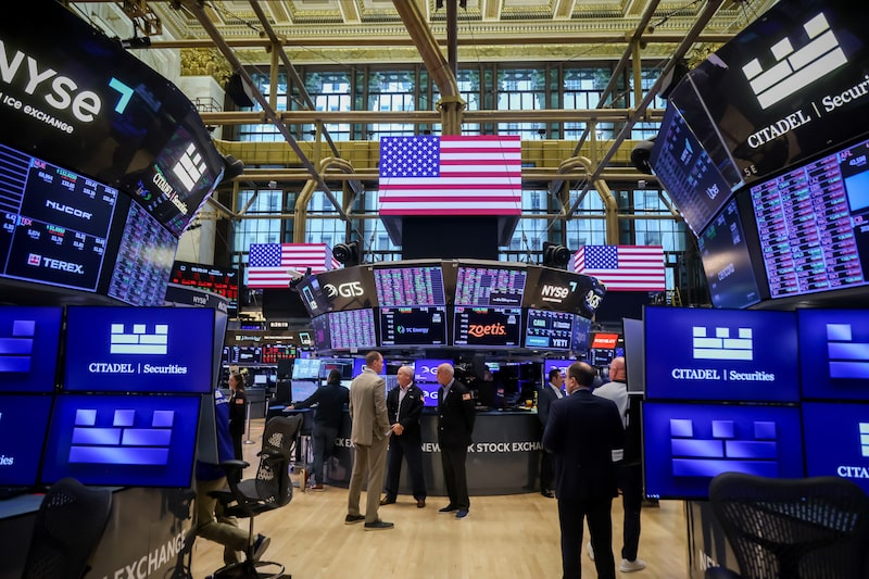 Traders On The Floor Of The New York Stock Exchange As S&P 500 Holds At Record Traders On The Floor Of The New York Stock Exchange As S&P 500 Holds At Record