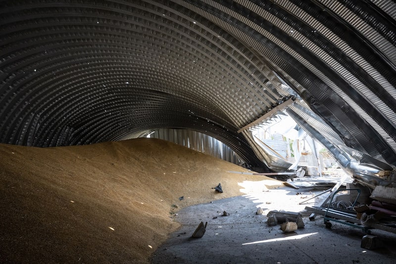 Montes de cevada após cinco mísseis russos atingirem uma instalação de armazenamento de grãos na vila de Pavlivka, na região de Odessa, em 2023. (Foto: Scott Peterson/ Getty Images) Montes de cevada após cinco mísseis russos atingirem uma instalação de armazenamento de grãos na vila de Pavlivka, na região de Odessa, em 2023. (Foto: Scott Peterson/ Getty Images)