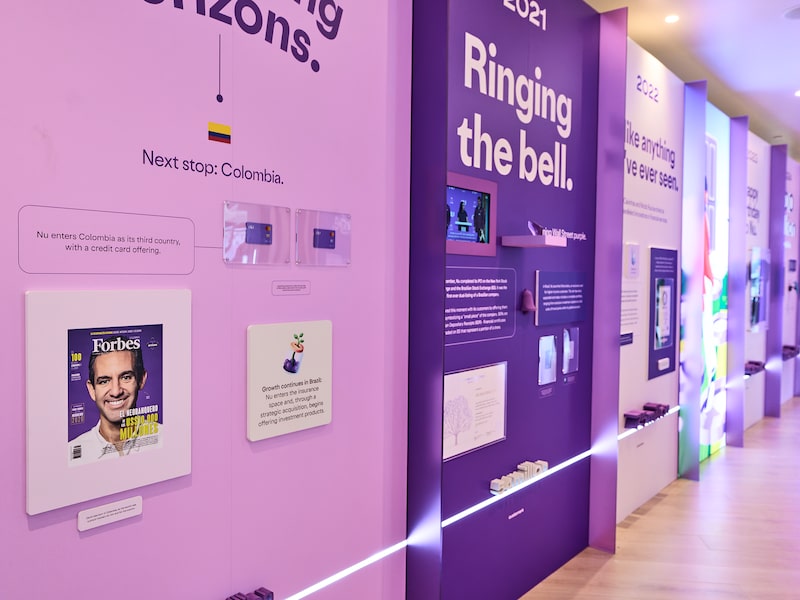 Exhibición sobre la expansión y la historia de Nubank, con referencias a su llegada a Colombia. Foto: Nubank Exhibición sobre la expansión y la historia de Nubank, con referencias a su llegada a Colombia. Foto: Nubank