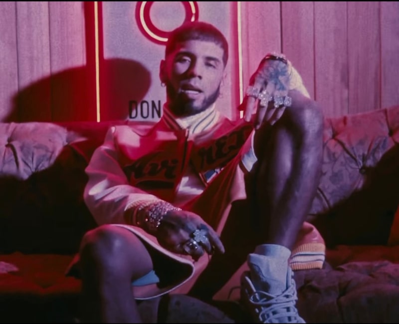 Captura de pantalla del videoclip. Captura de pantalla del videoclip.