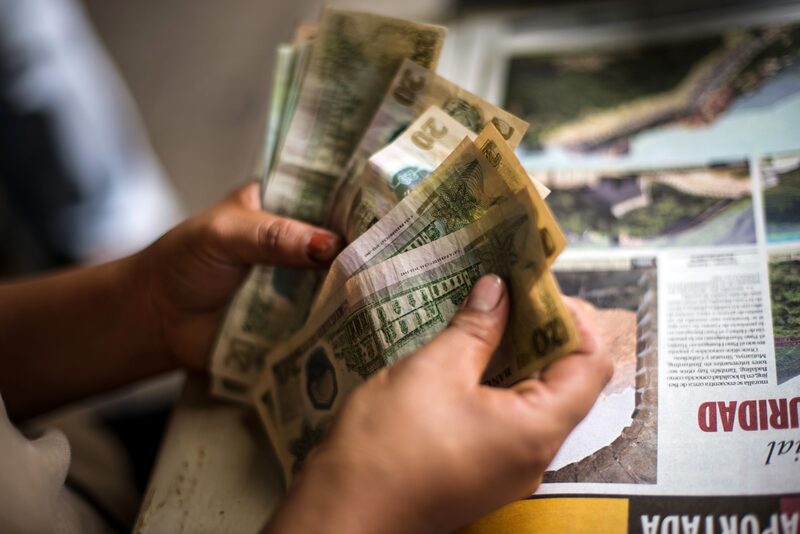 Un vendedor cuenta efectivo en un mercado al aire libre en Tegucigalpa, Honduras. Un vendedor cuenta efectivo en un mercado al aire libre en Tegucigalpa, Honduras.