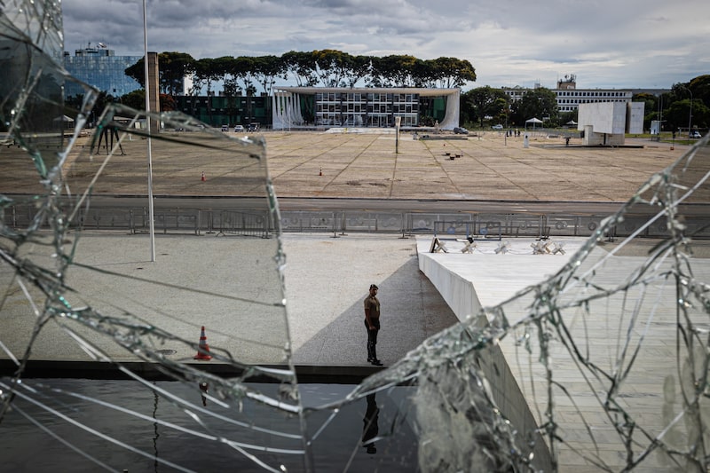 Cristales rotos en el Palacio de Planalto tras los ataques a edificios gubernamentales por parte de partidarios del expresidente brasileño Jair Bolsonaro en Brasilia el 9 de enero de 2023. Cristales rotos en el Palacio de Planalto tras los ataques a edificios gubernamentales por parte de partidarios del expresidente brasileño Jair Bolsonaro en Brasilia el 9 de enero de 2023.