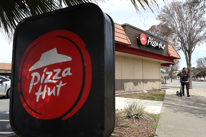 Yum Brands venderá Pizza Hut por US$2.700 millones tras años de dificultades. Yum Brands venderá Pizza Hut por US$2.700 millones tras años de dificultades.