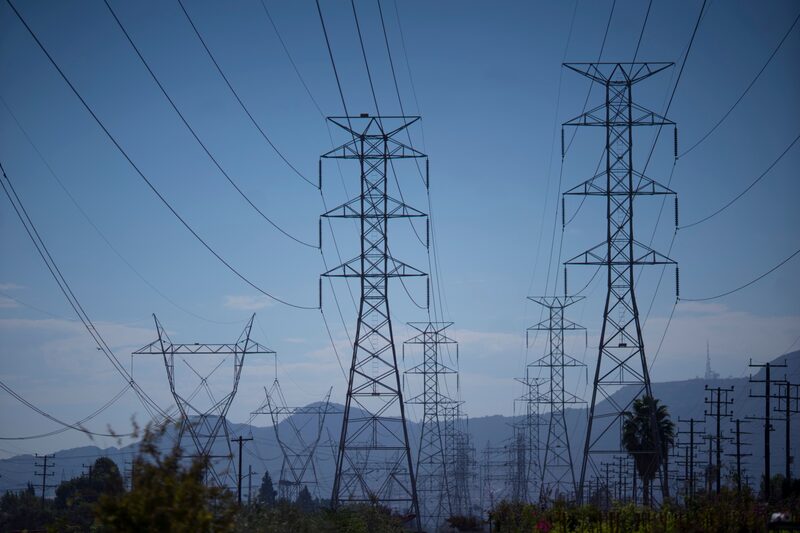 Líneas eléctricas durante una ola de calor en North Hollywood, California, Estados Unidos, el jueves 1 de septiembre de 2022. Después de evitar por los pelos los apagones, California se enfrenta este jueves a otra dura prueba de su red eléctrica ante la ola de calor que asfixia a la región y que eleva las temperaturas a niveles peligrosos. Fotógrafo: Eric Thayer/Bloomberg Líneas eléctricas durante una ola de calor en North Hollywood, California, Estados Unidos, el jueves 1 de septiembre de 2022. Después de evitar por los pelos los apagones, California se enfrenta este jueves a otra dura prueba de su red eléctrica ante la ola de calor que asfixia a la región y que eleva las temperaturas a niveles peligrosos. Fotógrafo: Eric Thayer/Bloomberg