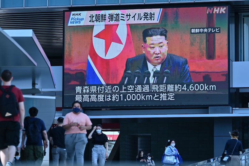 Una pantalla que muestra imágenes de Kim Jong Un en Tokio el 4 de octubre. Una pantalla que muestra imágenes de Kim Jong Un en Tokio el 4 de octubre.