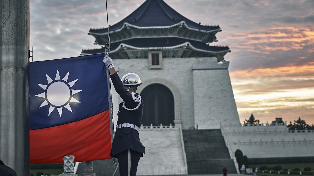 Guardias realizando la ceremonia diaria de izado de bandera en el Monumento Conmemorativo a Chiang Kai-shek. 27 de diciembre de 2023. Taipéi, Taiwán