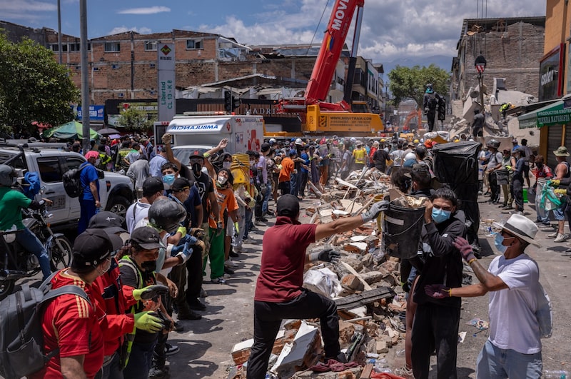Número de víctimas mortales del terremoto de Colombia supera las 200 a medida que llega ayuda internacional. Número de víctimas mortales del terremoto de Colombia supera las 200 a medida que llega ayuda internacional.