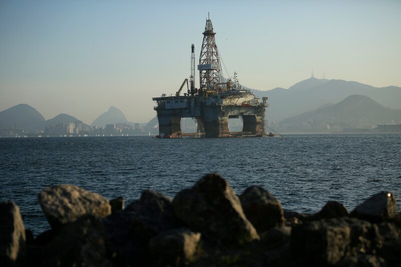 Os papéis da Petrobras recuam 1,49% acompanhando a baixa do petróleo no mercado internacional. Os papéis da Petrobras recuam 1,49% acompanhando a baixa do petróleo no mercado internacional.