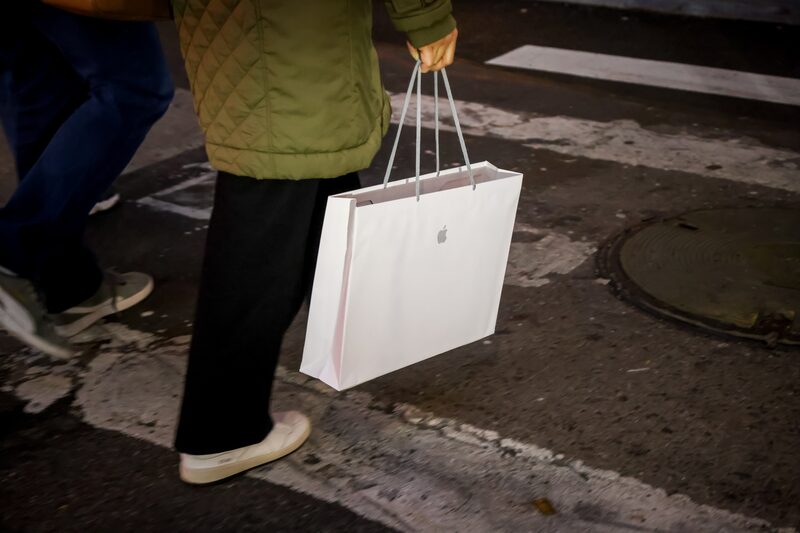 Un comprador lleva una bolsa de Apple en Nueva York el 28 de octubre. Fotógrafo: Michael Nagle/Bloomberg Un comprador lleva una bolsa de Apple en Nueva York el 28 de octubre. Fotógrafo: Michael Nagle/Bloomberg