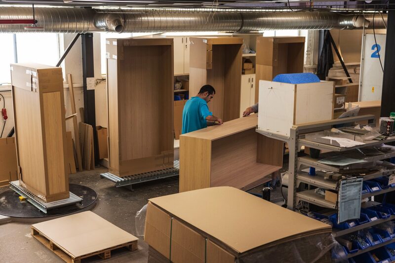 Trabajadores en fábrica de muebles. Trabajadores en fábrica de muebles.