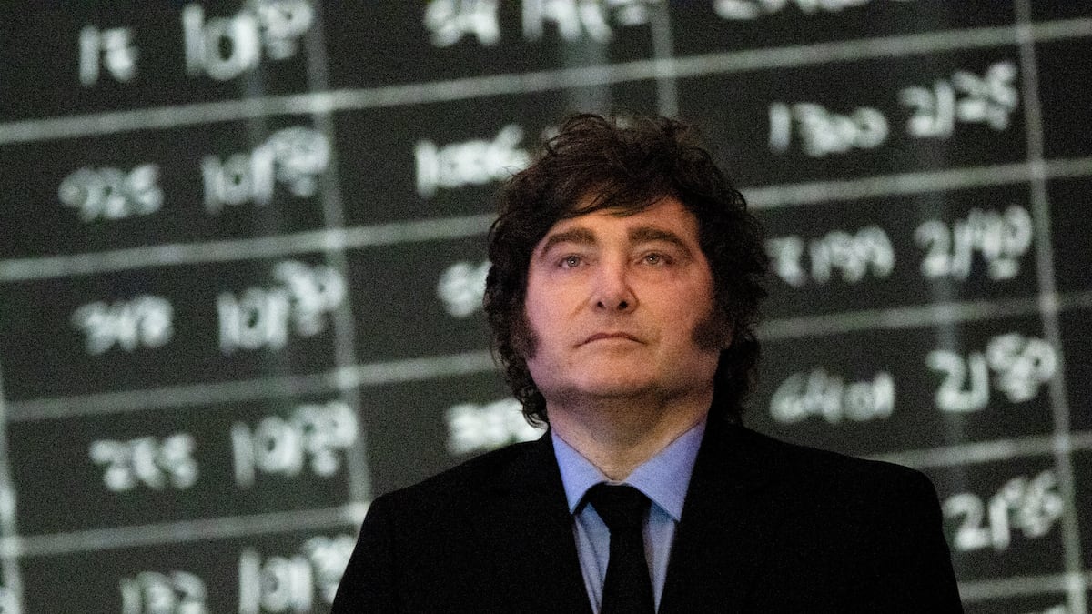 Desaprobación de Milei sube al 62,4% según una encuesta de AtlasIntel para Bloomberg