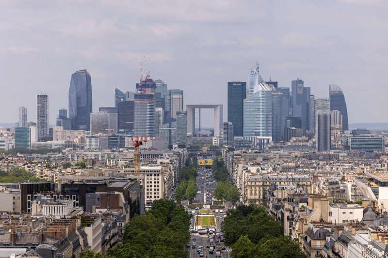 Vista de La Defense, em Paris: decisão fora do calendário regular impõe um novo golpe à credibilidade do país. (Foto: Hollie Adams/Bloomberg) Vista de La Defense, em Paris: decisão fora do calendário regular impõe um novo golpe à credibilidade do país. (Foto: Hollie Adams/Bloomberg)