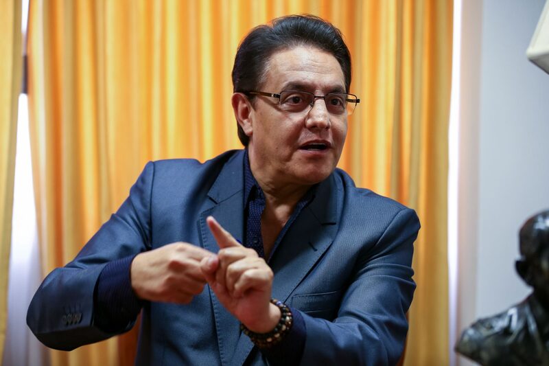 A la salida de un mitin político en Quito, el candidato a la presidencia de Ecuador recibió varios disparos en la cabeza. En el atentado se reportaron más heridos de bala. A la salida de un mitin político en Quito, el candidato a la presidencia de Ecuador recibió varios disparos en la cabeza. En el atentado se reportaron más heridos de bala.