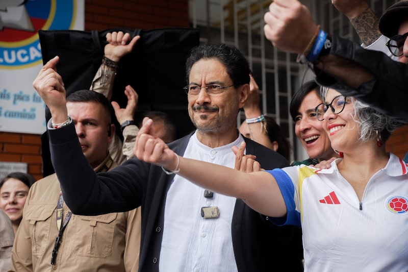 El candidato pronunció un discurso ligeramente más moderado que el presidente Petro, quien abiertamente llamó a esperar al escrutinio antes de reconocer a De la Espriella como presidente. El candidato pronunció un discurso ligeramente más moderado que el presidente Petro, quien abiertamente llamó a esperar al escrutinio antes de reconocer a De la Espriella como presidente.