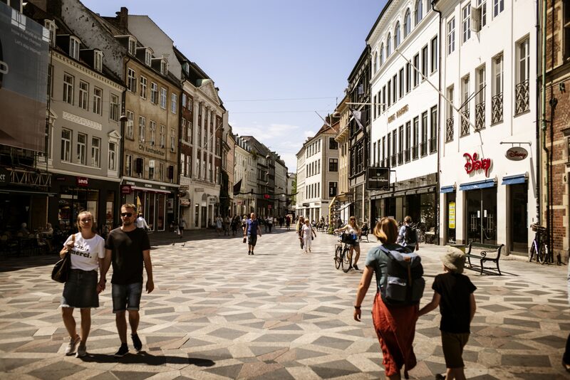 Peatones caminan por una calle comercial en Copenhague, Dinamarca, el martes 16 de junio de 2020. Peatones caminan por una calle comercial en Copenhague, Dinamarca, el martes 16 de junio de 2020.