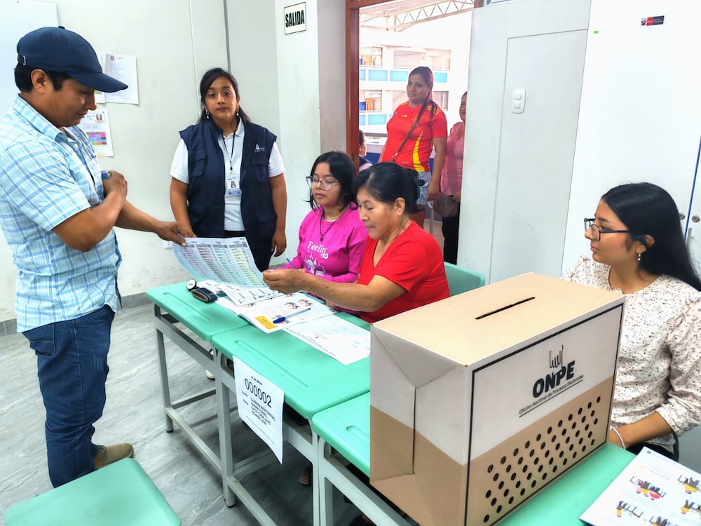 Miembros de mesa del distrito de La Esperanza en una capacitación el 29 de marzo de 2026 rumbo a las elecciones generales de Perú. Miembros de mesa del distrito de La Esperanza en una capacitación el 29 de marzo de 2026 rumbo a las elecciones generales de Perú.