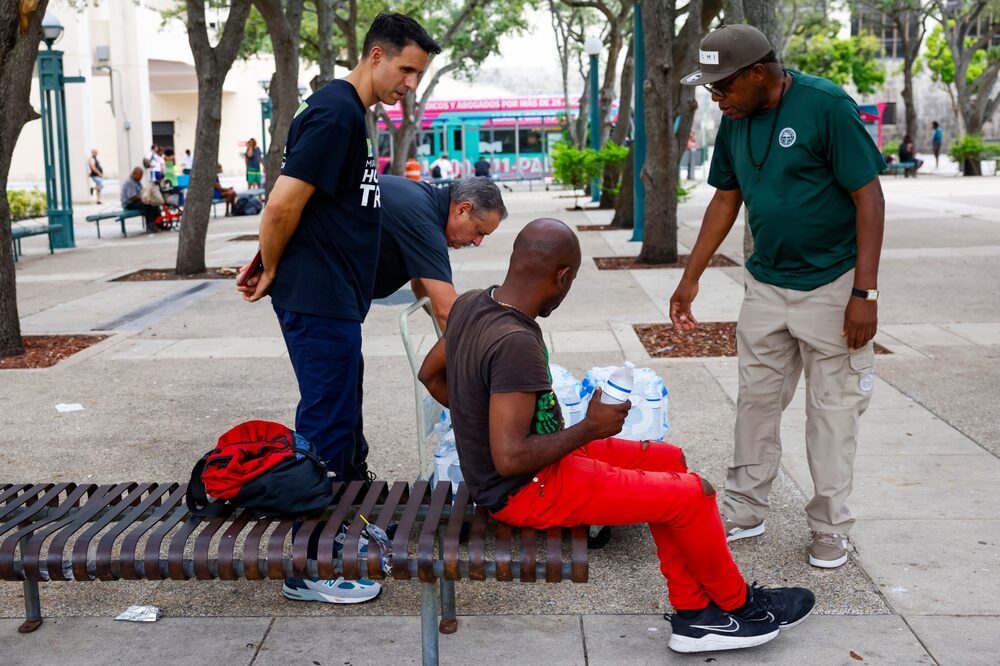 Representantes del Fondo para los Sin Techo del condado de Miami-Dade distribuyen botellas de agua e información sobre refugios durante la reciente ola de calor de la ciudad. Fotógrafa: Eva Marie Uzcategui/Bloomberg Representantes del Fondo para los Sin Techo del condado de Miami-Dade distribuyen botellas de agua e información sobre refugios durante la reciente ola de calor de la ciudad. Fotógrafa: Eva Marie Uzcategui/Bloomberg