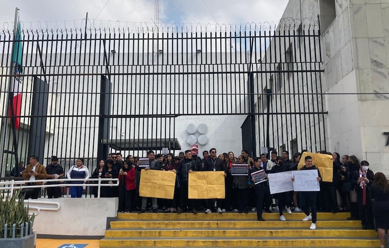 Empleados de confianza vestidos de negro bloquearon la entrada principal del edificio central del SAT en el centro de Ciudad de México, el martes 14 de octubre de 2025. Empleados de confianza vestidos de negro bloquearon la entrada principal del edificio central del SAT en el centro de Ciudad de México, el martes 14 de octubre de 2025.