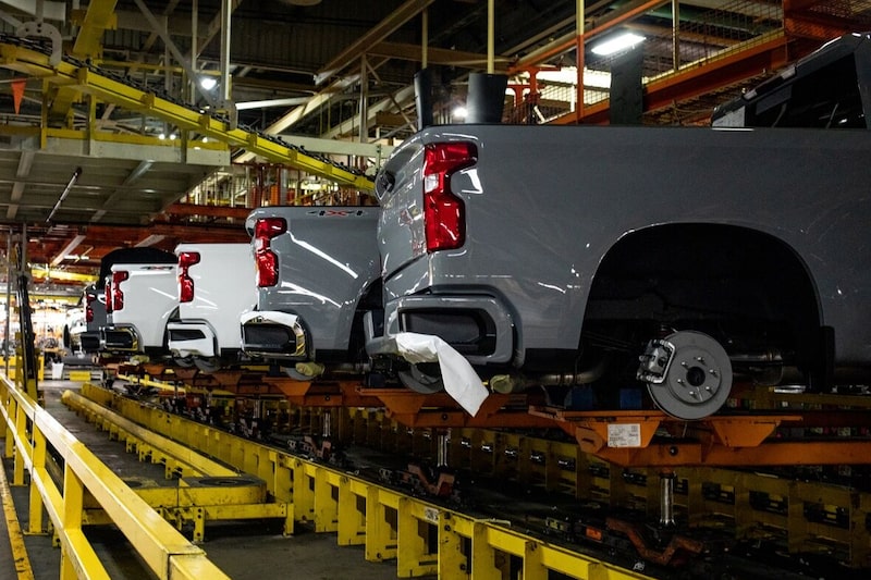 Chevrolet Silverado 1500 y GMC Sierra 1500 parcialmente ensamblados en la planta de montaje de General Motors en Fort Wayne, Indiana. Chevrolet Silverado 1500 y GMC Sierra 1500 parcialmente ensamblados en la planta de montaje de General Motors en Fort Wayne, Indiana.