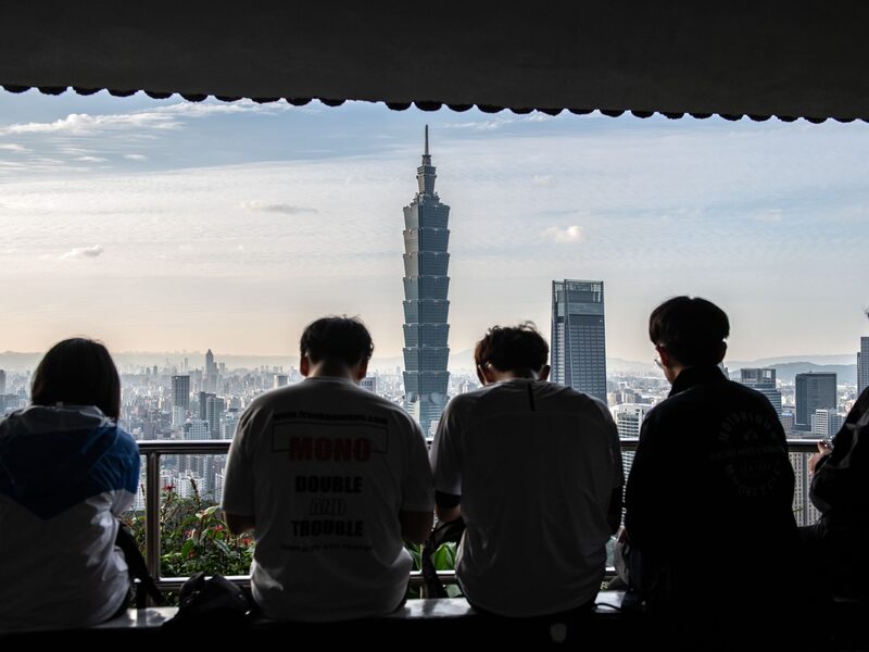 La gente disfruta de la vista de la torre Taipei 101, que fue el edificio más alto del mundo, y del horizonte de Taipei, desde la cima de la Montaña del Elefante el 7 de enero de 2020 en Taipei, Taiwán. La gente disfruta de la vista de la torre Taipei 101, que fue el edificio más alto del mundo, y del horizonte de Taipei, desde la cima de la Montaña del Elefante el 7 de enero de 2020 en Taipei, Taiwán.