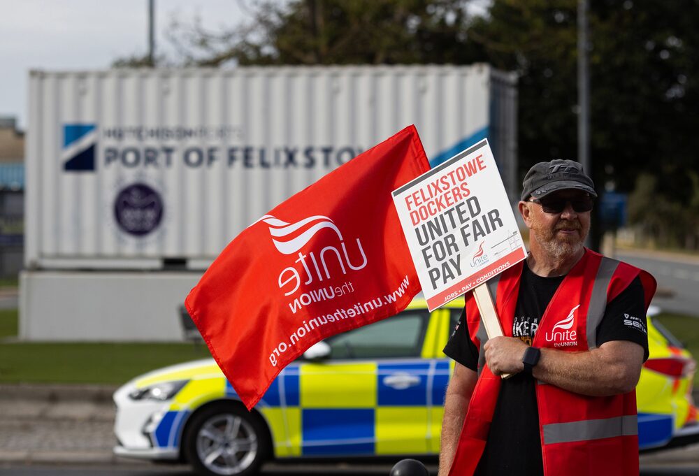 Um estivador durante o primeiro dia de greve no porto de Felixstowe, Reino Unido, em 21 de agosto. Um estivador durante o primeiro dia de greve no porto de Felixstowe, Reino Unido, em 21 de agosto.