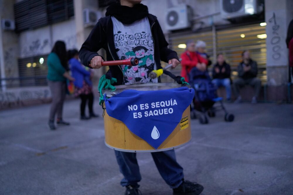 Manifestantes protestan por los niveles de agua no potable frente a las oficinas de la Administración Nacional de Obras Sanitarias del Estado (OSE), en Montevideo. Fotógrafa: Ana Ferreira/Bloomberg Manifestantes protestan por los niveles de agua no potable frente a las oficinas de la Administración Nacional de Obras Sanitarias del Estado (OSE), en Montevideo. Fotógrafa: Ana Ferreira/Bloomberg