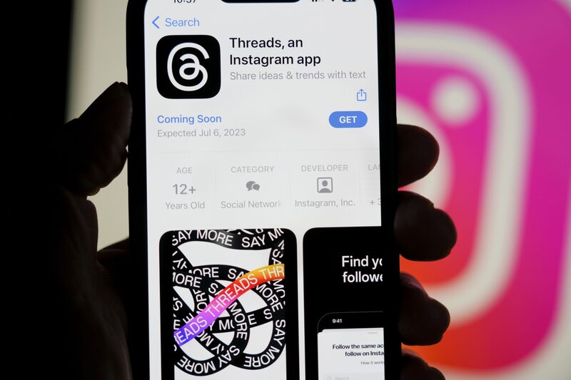 La app Threads, operada por Meta Patforms Inc, en un teléfono móvil, detrás de un logo de Instagram colocado en Madrid, España. La app Threads, operada por Meta Patforms Inc, en un teléfono móvil, detrás de un logo de Instagram colocado en Madrid, España.