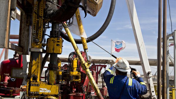 Chevron anticipa que precios del petróleo estarán bajo “más presión” que el GNL en 2026 Chevron anticipa que precios del petróleo estarán bajo “más presión” que el GNL en 2026