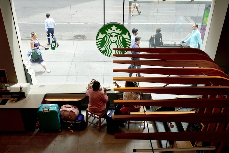 El cambio de política de Starbucks con respecto a sus locales cambia bajo el plan de su nuevo CEO, Brian Niccol. El cambio de política de Starbucks con respecto a sus locales cambia bajo el plan de su nuevo CEO, Brian Niccol.