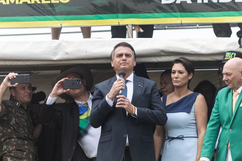 Jair Bolsonaro, presidente de Brasil, durante un desfile militar del Día de la Independencia en Brasilia, Brasil, el miércoles 7 de septiembre de 2022. Alrededor de 10.000 policías han sido desplegados para evitar disturbios en Brasilia, donde los partidarios de Bolsonaro celebrarán mítines a favor del gobierno después de un desfile militar del Día de la Independencia. Fotógrafo: Arthur Menescal/Bloomberg Jair Bolsonaro, presidente de Brasil, durante un desfile militar del Día de la Independencia en Brasilia, Brasil, el miércoles 7 de septiembre de 2022. Alrededor de 10.000 policías han sido desplegados para evitar disturbios en Brasilia, donde los partidarios de Bolsonaro celebrarán mítines a favor del gobierno después de un desfile militar del Día de la Independencia. Fotógrafo: Arthur Menescal/Bloomberg