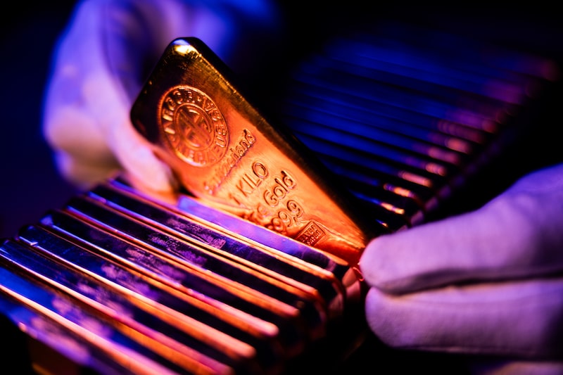 Gold Rises to Record as Weaker Dollar Extends Scorching Rally Gold Rises to Record as Weaker Dollar Extends Scorching Rally