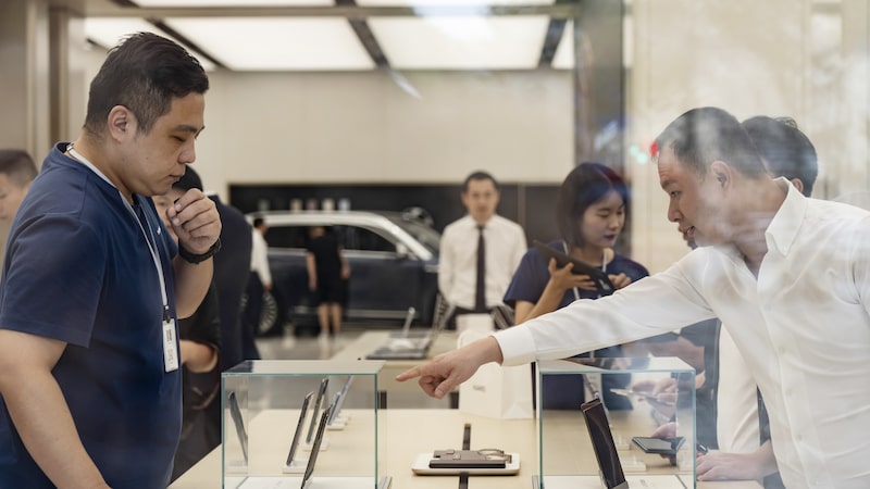 Huawei lança celular ultrafino 40% mais barato do que o rival iPhone Air Huawei lança celular ultrafino 40% mais barato do que o rival iPhone Air