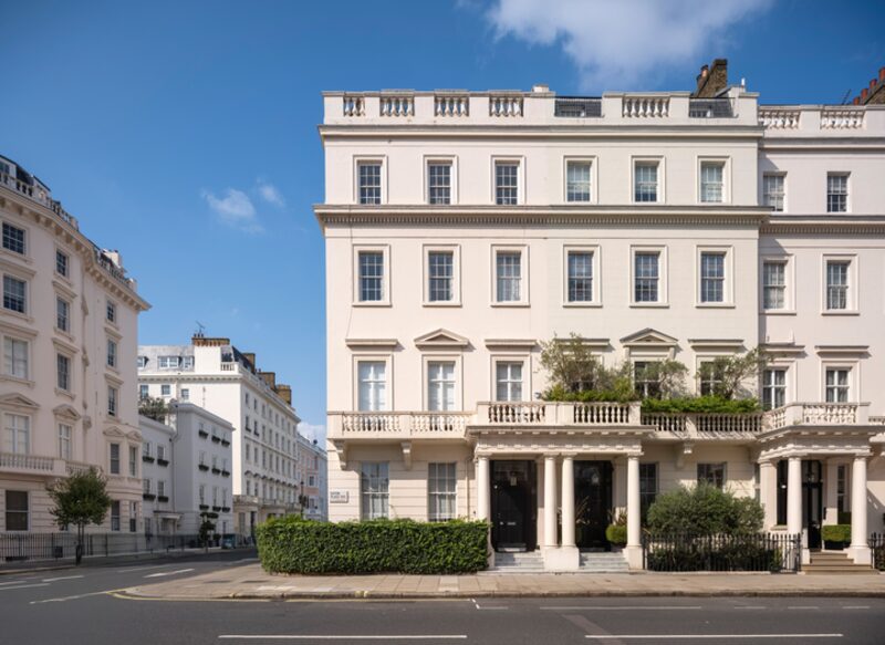 Duplex fica na badalada Eaton Place, em um edifício clássico no bairro de Belgravia, a apenas 10 minutos de caminhada da famosa loja de departamentos Harrods Duplex fica na badalada Eaton Place, em um edifício clássico no bairro de Belgravia, a apenas 10 minutos de caminhada da famosa loja de departamentos Harrods