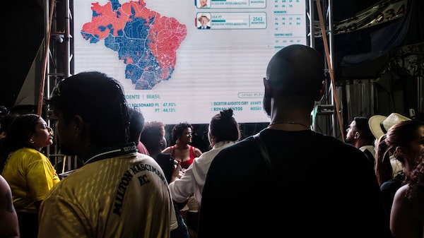Lula e Flávio Bolsonaro vão disputar o segundo turno da eleição presidencial Lula e Flávio Bolsonaro vão disputar o segundo turno da eleição presidencial