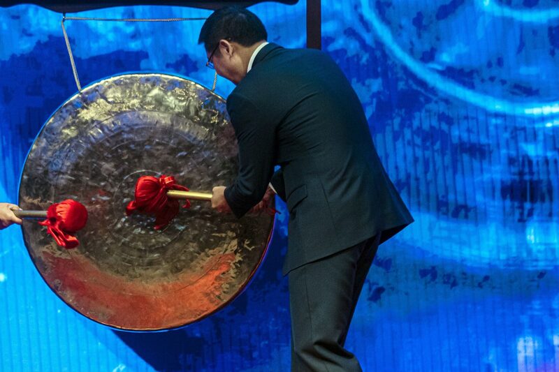 Wu Xiangdong, presidente y fundador de ZJLD Group Inc, golpea un gong durante la ceremonia de escucha de la compañía en la Bolsa de Hong Kong en Hong Kong, China, el jueves 27 de abril de 2023. Wu Xiangdong, presidente y fundador de ZJLD Group Inc, golpea un gong durante la ceremonia de escucha de la compañía en la Bolsa de Hong Kong en Hong Kong, China, el jueves 27 de abril de 2023.