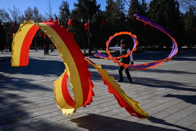 Una persona baila con una cinta larga en un parque de Pekín, China, el miércoles 24 de enero de 2024. Una persona baila con una cinta larga en un parque de Pekín, China, el miércoles 24 de enero de 2024.