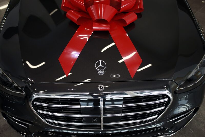 Um Mercedes-Benz S500 à venda em uma concessionária em Louisville, Kentucky. Fotógrafo: Luke Sharrett/Bloomberg Um Mercedes-Benz S500 à venda em uma concessionária em Louisville, Kentucky. Fotógrafo: Luke Sharrett/Bloomberg