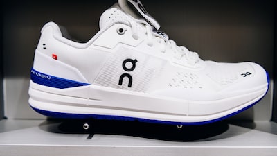 Tênis da On, produzidos na Ásia, ganham o direto de exibir o símbolo da cruz da Suíça Tênis da On, produzidos na Ásia, ganham o direto de exibir o símbolo da cruz da Suíça