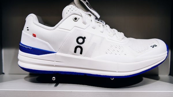 Tênis da On, produzidos na Ásia, ganham o direto de exibir o símbolo da cruz da Suíça Tênis da On, produzidos na Ásia, ganham o direto de exibir o símbolo da cruz da Suíça