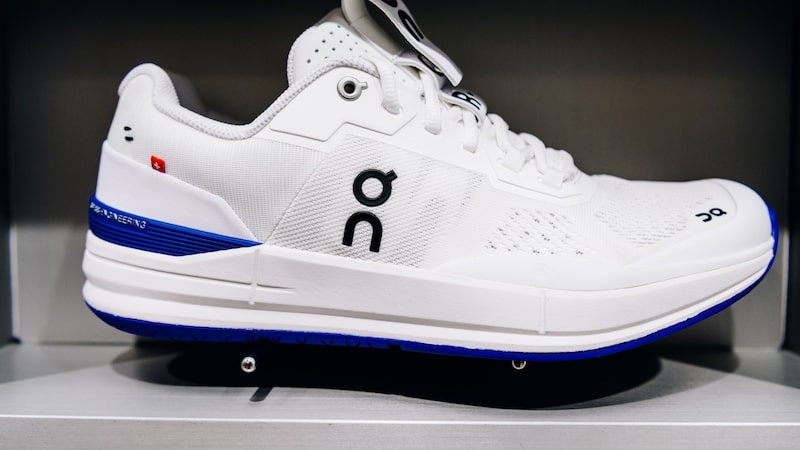 Tênis da On, produzidos na Ásia, ganham o direto de exibir o símbolo da cruz da Suíça Tênis da On, produzidos na Ásia, ganham o direto de exibir o símbolo da cruz da Suíça