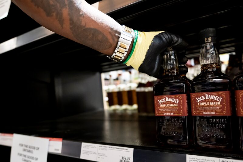 A tarifa sobre o uísque faz parte da resposta retaliatória da UE às restrições comerciais em curso dos EUA sobre aço e alumínio, que começaram durante o primeiro mandato do presidente Trump. A tarifa sobre o uísque faz parte da resposta retaliatória da UE às restrições comerciais em curso dos EUA sobre aço e alumínio, que começaram durante o primeiro mandato do presidente Trump.