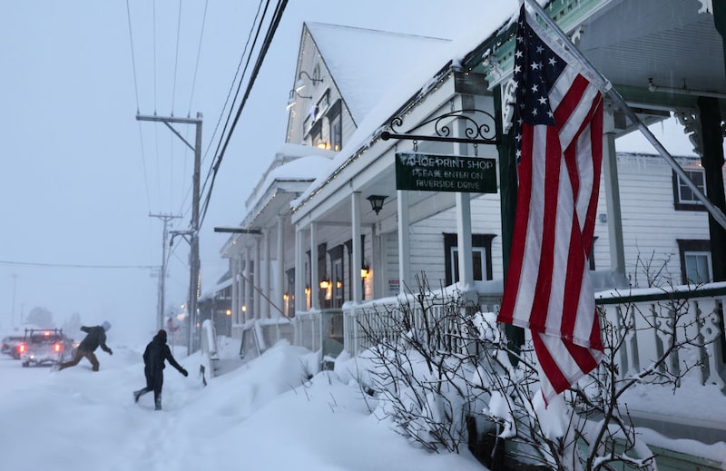 La gente camina durante una fuerte tormenta invernal de varios días en las montañas de Sierra Nevada el 2 de marzo de 2024 en Truckee, California. La gente camina durante una fuerte tormenta invernal de varios días en las montañas de Sierra Nevada el 2 de marzo de 2024 en Truckee, California.