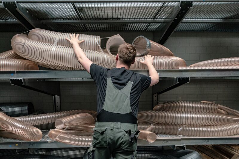 Un trabajador manipula conductos flexibles en una fábrica de Bad Laer, Alemania. Un trabajador manipula conductos flexibles en una fábrica de Bad Laer, Alemania.