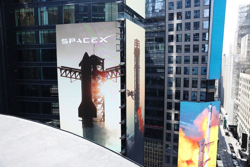 Señalización de SpaceX durante la ceremonia del toque de campana de cierre en el Nasdaq MarketSite en Nueva York, EE.UU. Señalización de SpaceX durante la ceremonia del toque de campana de cierre en el Nasdaq MarketSite en Nueva York, EE.UU.